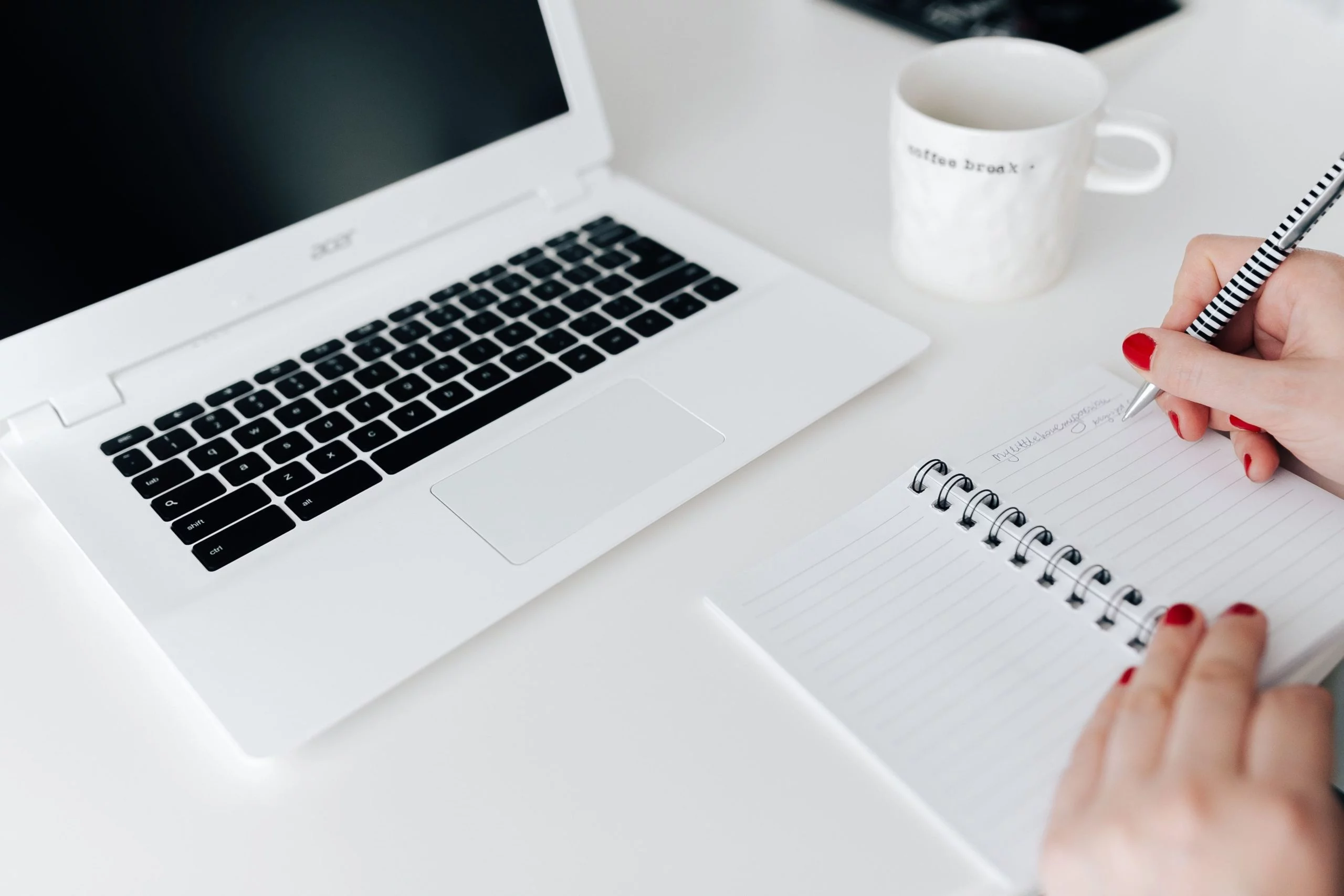 kaboompics_Woman, notebook, coffee